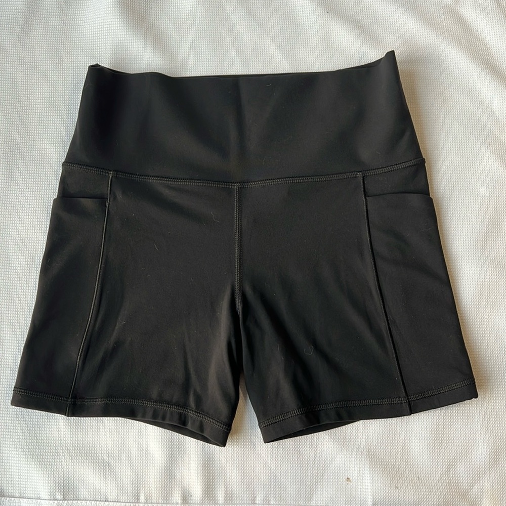 ATHLETA SALUTATION STASH 5” SHORTS BLACK M WOMENS